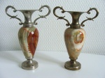 Par de pequenos vasos em ônix e metal prateado, 13cm
