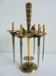 Conjunto de 6 palitos para petisco em metal prateado e dourado em formato de espadas e decorado com a figura de um dragão, 13cm