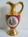Vaso em porcelana francesa com decoração de cena galante, 17cm