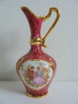 Vaso em porcelana francesa com decoração de cena galante, 14cm