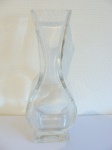 Vaso em cristal Baccarat  modelo Club com selo da cristaleria gravado na base, possui pequeno bicado, 25cm