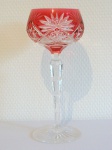Cálice em cristal Baccarat, vermelho com rica lapidação à mão, 19,5cm, 7cm de bocal.