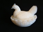 Mini pote em opalina em forma de galinha no ninho, 8x8cm