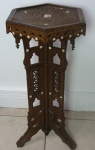 Coluna Marroquina entalhada com marcheteria em madrepérola, falta algumas mardripérolas, 98 x 48 cm