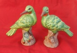 Par de pássaros em porcelana, medindo 20cm de altura, 27cm de largura e 10cm de comprimento. (uma delas com restauro no bico).