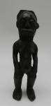 Escultura em madeira, de origem africana, representando figura feminina, medindo 37 cm de altura.