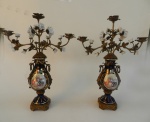 Par de candelabros em porcelana com bronze com decoração a maneira Sevres medindo 55cm de altura, 40cm de largura e 11cm de comprimento.