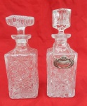 Par de garrafas de vidro prensado de seção quadrada. Peças medindo 26 cm de altura x 9 cm de largura x 9 cm de comprimento.