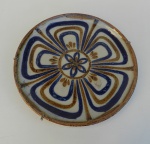 Prato em cerâmica de origem mexicana, esmaltado. Acompanha gancho para pendurar. Peça medindo 3 cm de altura x 26 cm de diâmetro.