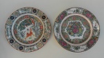 Par de pratos, em porcelana esmaltada, decoração padrão Mandarim. Peça medindo 2 cm de altura x 26 cm de diâmetro. China Séc XX.