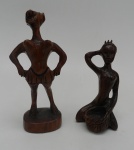 Arte popular, par de figuras femininas esculpida em madeira de lei, maior medindo 22cm de altura, 11cm de largura e 6cm de comprimento.