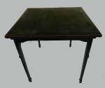 Mesa para jogo dobrável, de madeira com tampo revestido de tecido verde, medindo 74 cm de altura x 82 cm de largura x 82 cm de comprimento. (no estado)