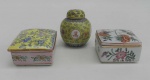 Lote com 3 peças de porcelana China 2 caixas e um mínimo potinho - Maior com 5 cm de alt, 12 de larg e 10 de comp.