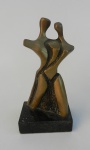 CELINA. `Casal dançando`. Escultura de bronze patinado e polido. Base de mármore preto, assinado. 19 cm de altura x 10 cm de comprimento x 3 cm largura; A base: 3 cm de altura x 11 cm de comprimento x 7 cm de largura.