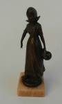 Escultura de bronze representando camponesa .Europa Séc XX - 16 cm de alt.