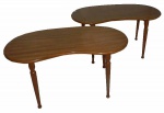 Par de mesas suecas no formato de `rim`, medindo 91 cm de largura x 46 cm de profundidade x 38 cm de altura
