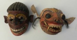 2 máscaras de madeira decoradas com couro e crina animal; policromadas, representando símbolos sagrados entre os hindus balineses. Uma delas representa Rangda (rainha demônio dos Leyaks na Ilha de Bali). 25 cm de altura e 21 cm de altura.