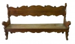 Banco rústico para sacristia, executado em madeira, medindo 122cm de altura, 220cm de largura e 56cm de comprimento.