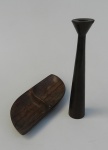 Lote com duas peças em madeira, sendo uma petisqueira, altura 3cm, largura 27cm e 11cm de comprimento e um castiçal.