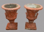 par de vasos em cimento, com figuras em relevo altura 77cm e 56cm de diâmetro.
