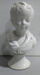 Busto de menina em resina branca . Mede: 21 x 12 cm