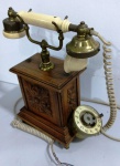 Belíssimo telefone de mesa com base em madeira e gancho em bronze e baquelite . Precisa de reparos. No estado e não testado. Mede: 34 x 19 x 13 cm
