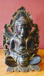 Estátua de Buda em Madeira ornamentada com detalhes em dourado. Mede: 48 x 30 cm .