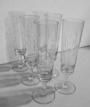 6 taças de Cristal  finas para champagne  lapidadas com detalhes de bolinhas . Mede: 18 cm