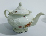 Maravilhoso Bule de chá ( Bela e a Fera) em porcelana com detalhes florais . Marca KPM. Belíssimo . Mede: 18 cm