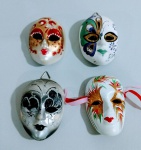 4 mini máscaras italianas em porcelana pintadas para pendurar na parede. Medem: 8,5 cm
