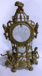 Suporte para relógio de mesa em Bronze maciço com detalhes barroco com casal italianos. Mede: 35 x 19 cm . Diametro para o relogio de 9 cm.