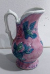 Pequeno jarro em porcelana pintada com motivos florais . Mede: 14 cm