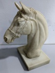 Belíssima escultura em pó de mármore  branca muito trabalhada representando cavalo. Mede: 23 x 18 cm