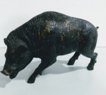 Peça em Bronze em formato Porco do Mato  desgaste e oxidação do tempo. Com parte do rabo quebrado. Mede: 33 x 22 cm