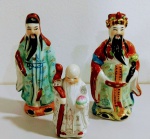 3 peças de porcelanas pequenas alusivos aos reis chines da Fortuna , xxxxx e um monge. Mede: 10 e 15 cm