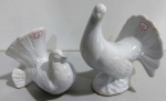 Duas peças de dois pombos em porcelana branca - Medida: Maior 20 X 15 14 CM - Menor 15 X 13 X 11 cm