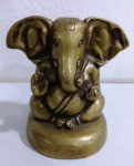Pequeno elefante em bronze maciço com flor de liz na cabeça . Mede: 10 x 8 cm