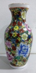 Vaso chinês em porcelana com motivos florais , marca a identificar . Mede: 17 cm