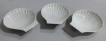 3 pires em forma de concha em porcelana branca francesa  para servir casquinha de siri ou frutos do mar. Mede: 10 cm . Marca APILCO 