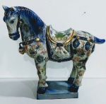 Antigo Cavalo Em Porcelana Chinesa com base  com belíssimos detalhes em pintura . Mede:  50 x 48 cm