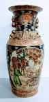 Maravilhoso Vaso em Porcelana Chinês Grande SATSUMA   desgastes  aparentes , quebrado nas bordas colados com massa  . Ornado com cenas de mercador  japonês.  Mede: 60 x 32  cm