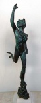 Sensacional antiga estátua de HERMES em Petit Bronze com base de mármore e patina verde. Possui restauro na parte inferior da perna. Mede: 42 cm.