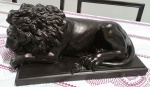 Grande Escultura em formato de leão em Resina pintada de bronze .Possui pequeno defeito na base. Mede: 43 x 22 x22 cm