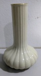 Floreira em porcelana branca plisada . Mede: 15 cm . Marca : TOYO JAPAN.