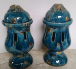 Antiga Par de lamparinas em porcelana pintada em tonalidade azul  e resinada com tampa. Linda peça, possui pequeno restauro em uma das peças. Mede: 32 x 14 cm