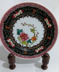Belíssimo prato em porcelana CHINÊS com florais e jarro. Mede: 18 cm
