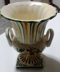 Maravilhoso Centro de mesa em porcelana pintada ,em formado de anfora. Possui pequena lasca na borda. Mede: 20 x 16 cm