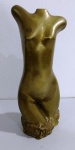 Belíssima Escultura de mulher em bronze . Mede : 25 cm