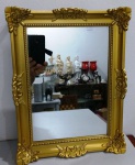 Espelho em Plástico imitando madeira . Mede: 38 x 28 cm