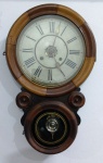Antigo relógio de parede Formato OITO . Marca : WALTERBUNNY CLOCK . Mede: 55 cm . Funcionando